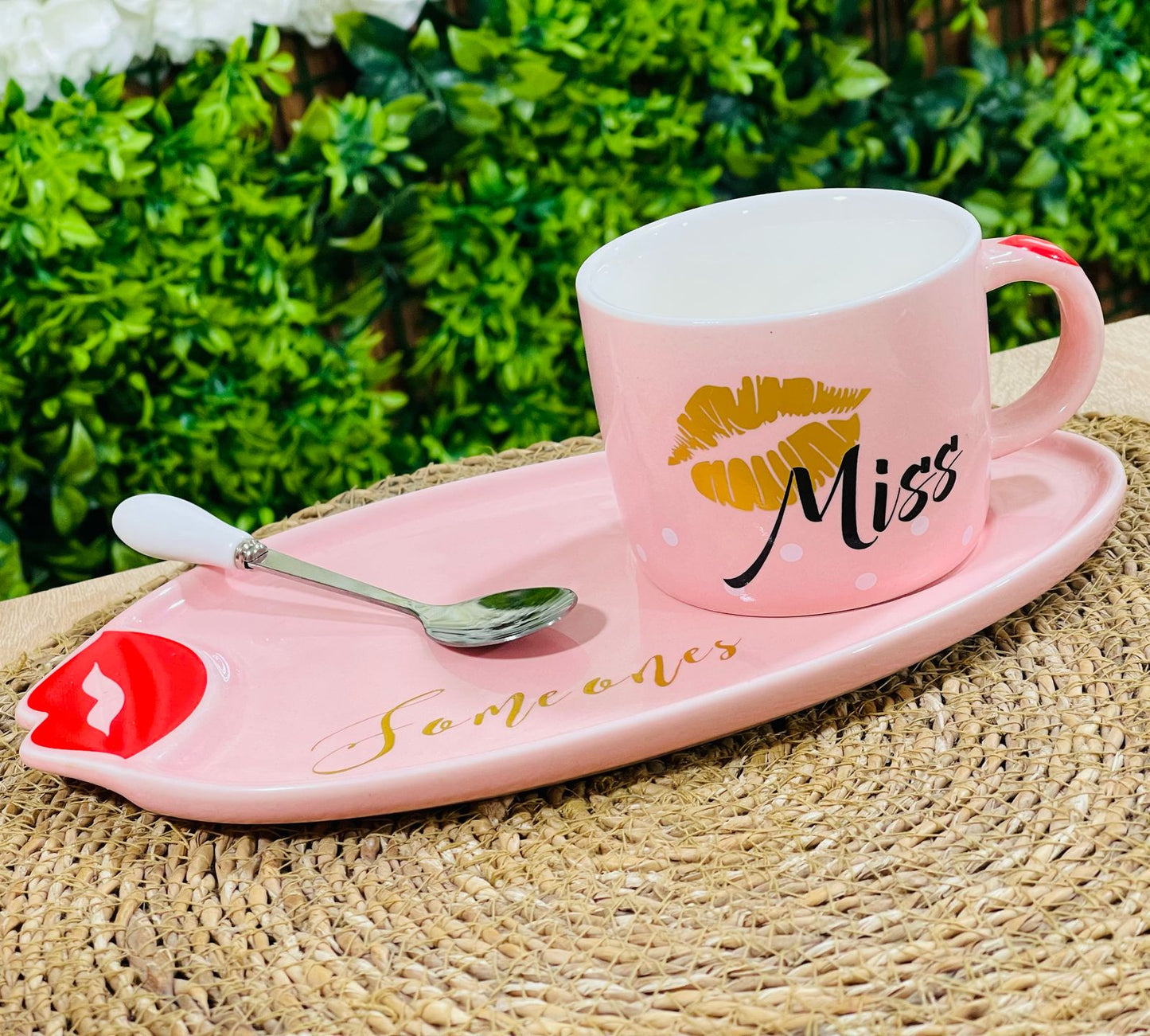 Tasse à café en céramique avec cuillère et sous tasse rose