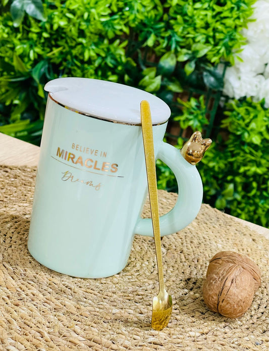 Tasse à café en céramique avec cuillère