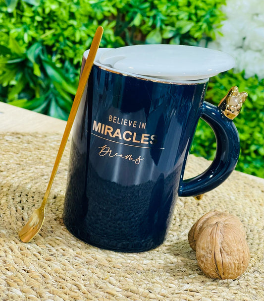 Tasse à café en céramique avec cuillère