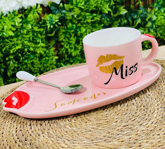 Tasse à café en céramique avec cuillère et sous tasse rose